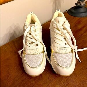 Women's Cream Sneakers with gold metallic trim
